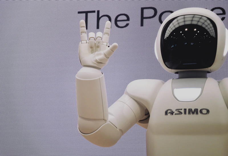 Avtonomni mobilni robot med prevozom zabojev v skladišču