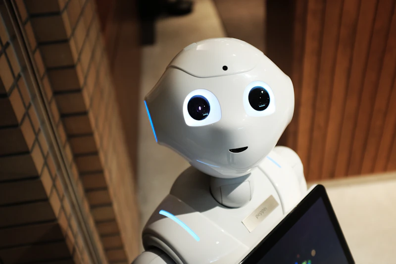 Robotska roka v montažni celici med delovnim ciklom